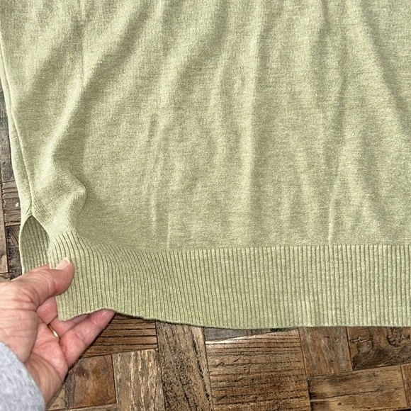 Green Lightweight V Neck Sweater by Ivy & Leo NWT - Picture 11 of 11